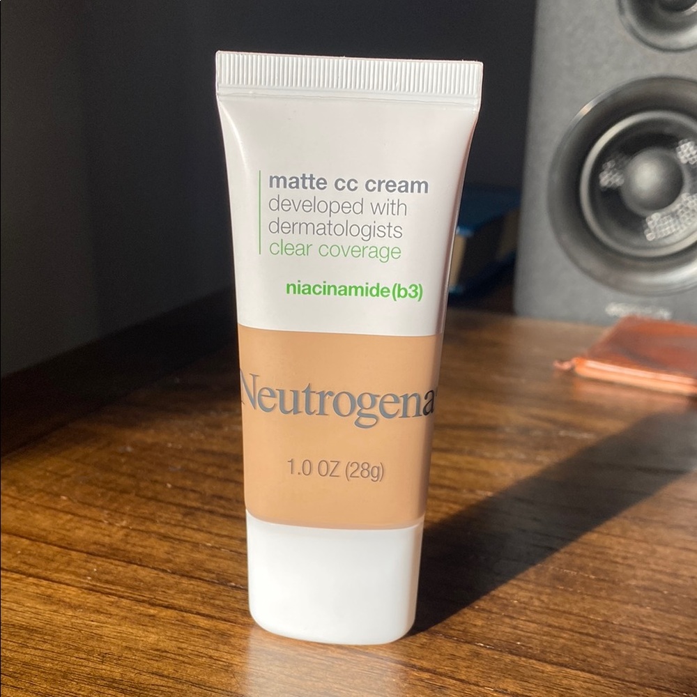 Neutrogena Flawless Matte CC Cream with Niacinamide (b3) in Shade Vanilla 3.0